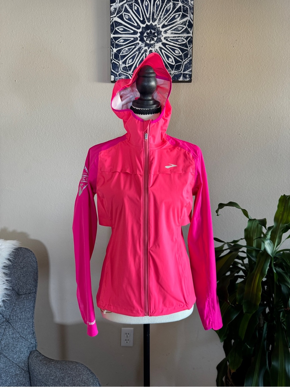Brooks Women’s XS Hot Pink Lightweight Running Jacket Full Zip